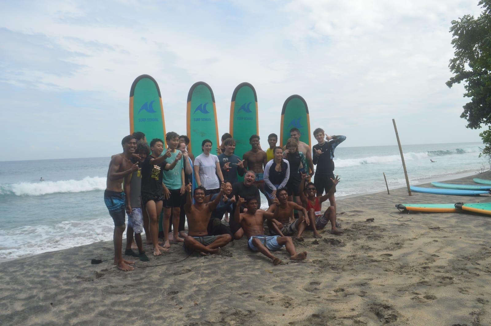 Surfkurs am Mangsit Beach mit einheimischen Trainern – Anfänger