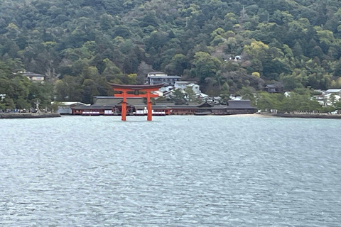 Hiroshima: visita al Parco del Memoriale della Pace e all&#039;Isola di MiyajimaHiroshima: persone con JR Pass o biglietti per il treno proiettile