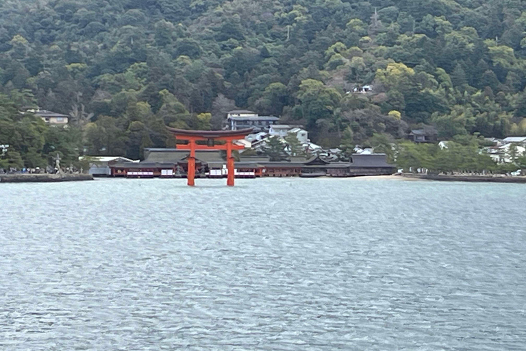 Hiroshima: visita al Parco del Memoriale della Pace e all&#039;Isola di MiyajimaHiroshima: persone con JR Pass o biglietti per il treno proiettile