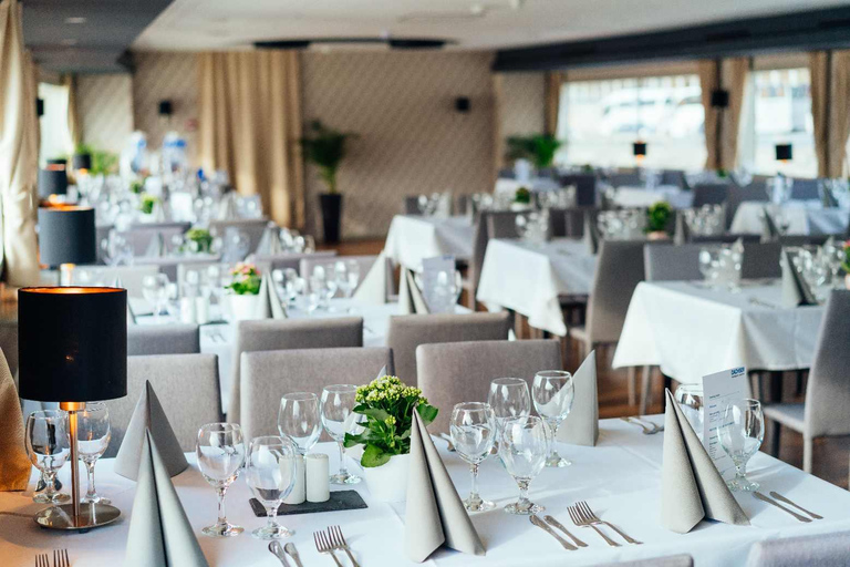 Budapest: Crucero Buffet de Nochevieja con Bebidas IlimitadasCena crucero de Nochevieja Piso turístico