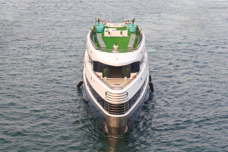 Dubai: Cruzeiro Rose Royale NYE com jantar e fogo de artifícioAssentos no convés principal