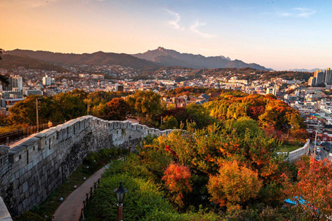 Seúl: Hanok, luces de la ciudad y palacio, tour de día y nochePunto de encuentro: Estación Hongik Univ. Salida n.º 8.