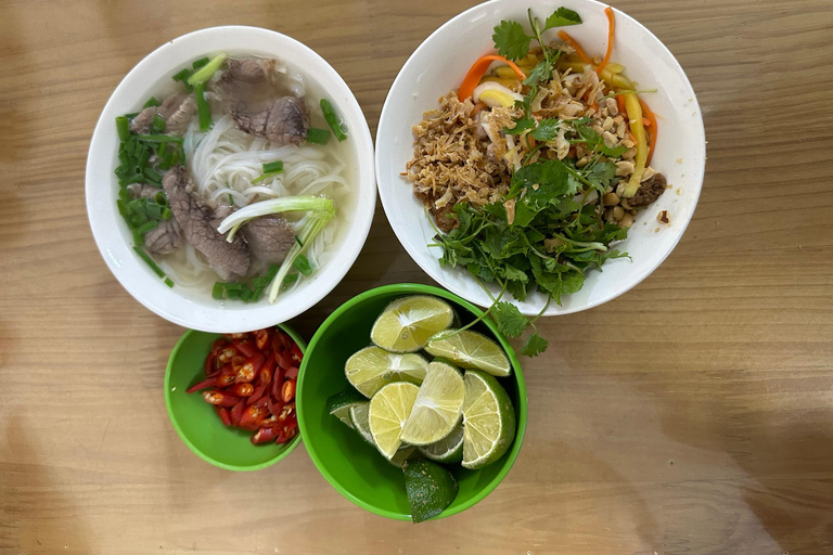 Lokaal eten in HanoiHanoi Local Street Food Experience - privétour