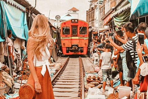 Bangkok: Maeklong Railway Market and Damnoen Saduak Tour