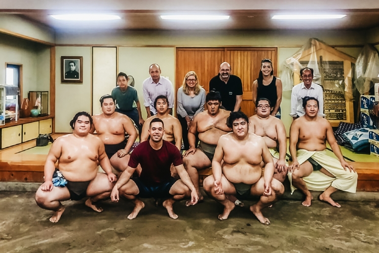 Tokio: visita al entrenamiento matutino de sumo