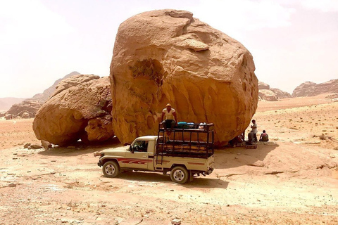 Wadi Rum: Half-day 4x4 Tour with Sandboarding and Canyons