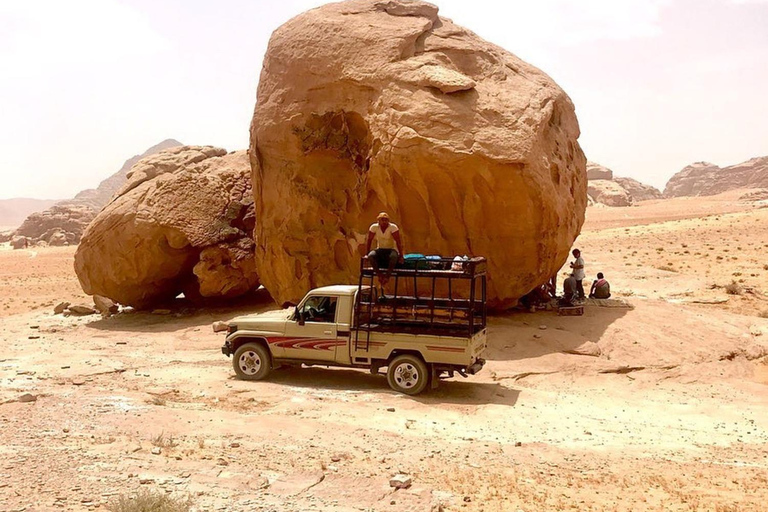 Wadi Rum: Half-day 4x4 Tour with Sandboarding and Canyons