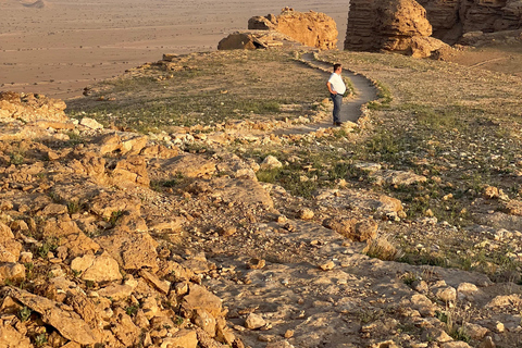 Riyadh: Explore beautiful landscapes through ancient trails Tour guide for historical significance at Edge of The World