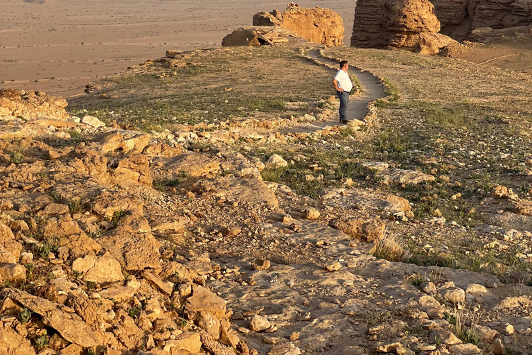 Riyadh: Explore beautiful landscapes through ancient trails Tour guide for historical significance at Edge of The World