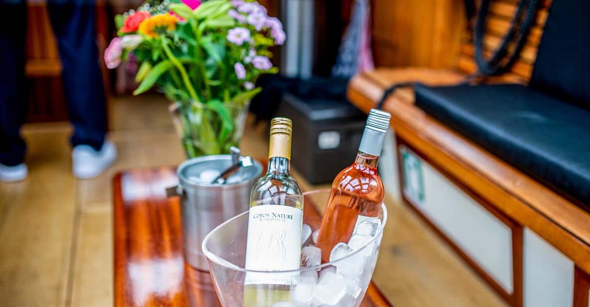 Afbeelding 1 van Amsterdam: Grachtenrondvaart voor kleine groepen incl. drankjes en snacks