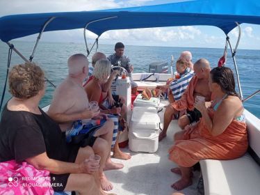 San Pedro: Excursión de snorkel con 4 paradas, tiburones y almuerzo