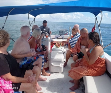 San Pedro: Viagem de mergulho com snorkel com 4 paradas, tubarões e almoço