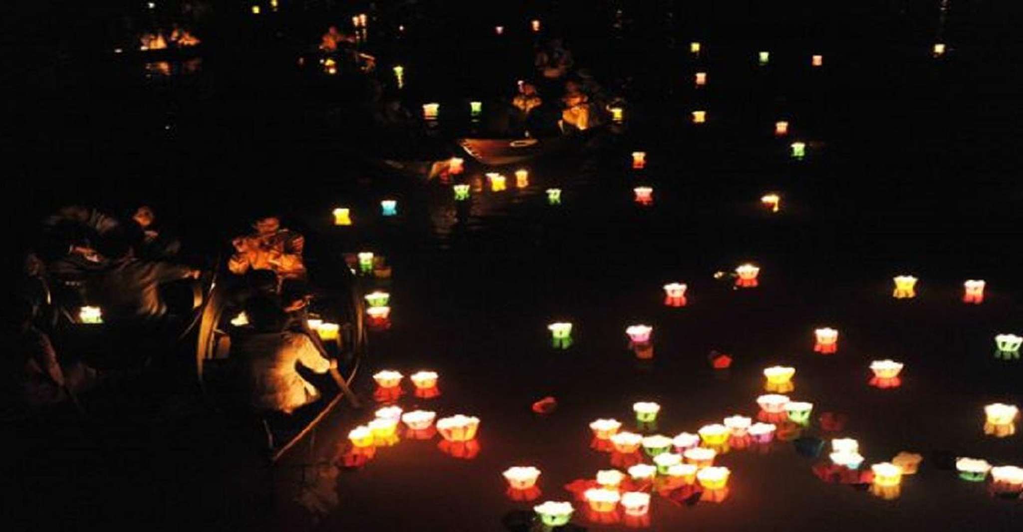 Nachtboottocht en drijvende lantaarn op Hoai River Hoi An - Hizvo