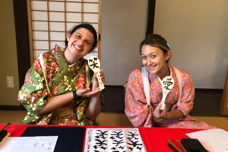 Miyajima: Kulturerlebnis in einem KimonoKalligraphie in einem Kimono