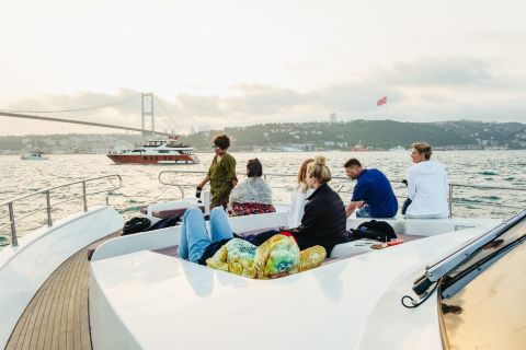 Istanbul: Bosporus-Fahrt zum Sonnenuntergang auf Luxusyacht