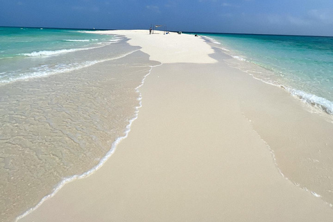 Isola della prigione e banco di sabbia della spiaggia di nakupenda