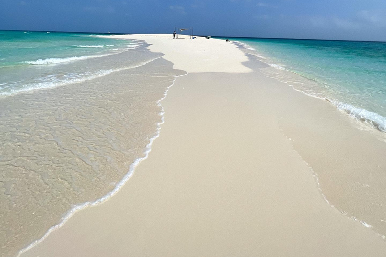 Île de la prison et banc de sable de la plage de Nakupenda