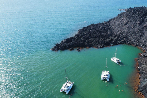 Santorini:Cruceros en catamarán por la isla volcánica.