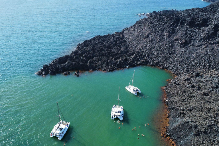 Santorini:Cruceros en catamarán por la isla volcánica.