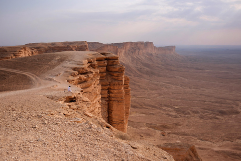 Riyadh: Edge of the World Sunset Tour with Snacks Edge of the world with sunset and stars