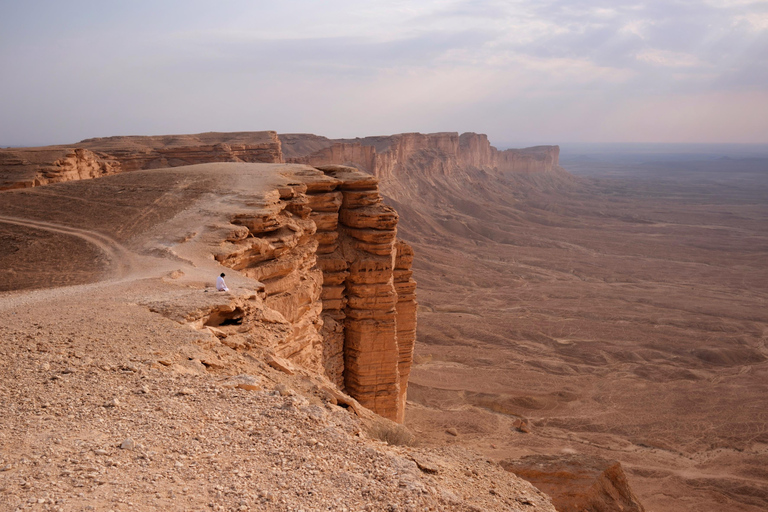Riyadh: Edge of the World Sunset Tour with Snacks Edge of the world with sunset and stars