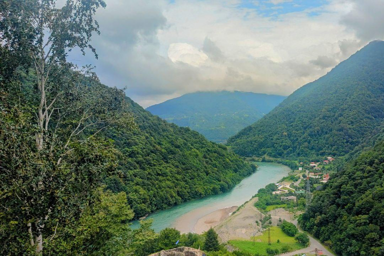 Batumi : circuit dans les montagnes d'Adjarie et festin géorgien traditionnelVisite privée de la région montagneuse d'Adjarie avec festin géorgien traditionnel
