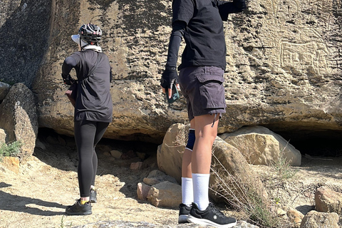 Baku: tour in mountain bike a Gobustan - vulcano di fango TogayayBaku: Tour in mountain bike sul Gobustan - Vulcano di fango di Togayay