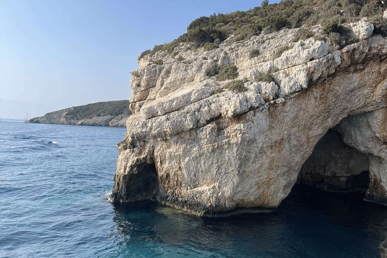 Zante: Crucero por la isla y las tortugas en EuroskyNaufragio Cuevas Azules e Isla de las Tortugas Cuevas Ceri