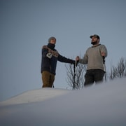 Svolvær : aventure guidée en raquettes à neige en montagne