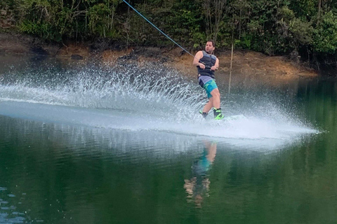 Da Guatape: 1 ora di WakeboardDa Guatape: Wakeboard