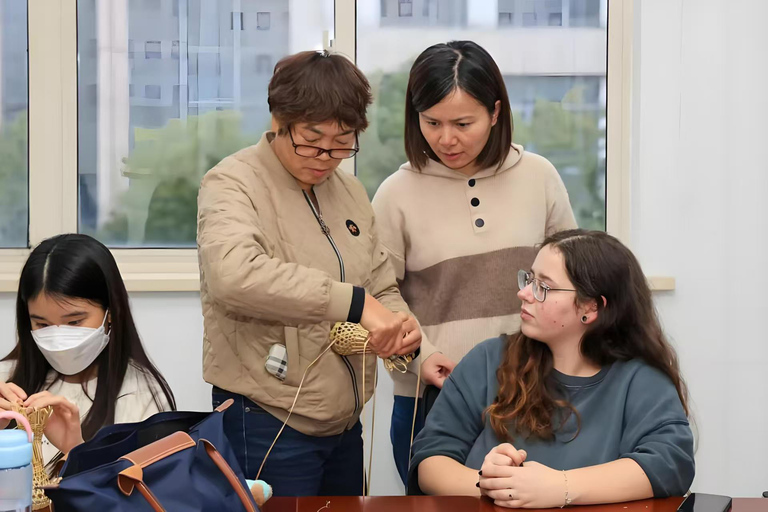 Shanghai: Straw Weaving Handicraft Workshop