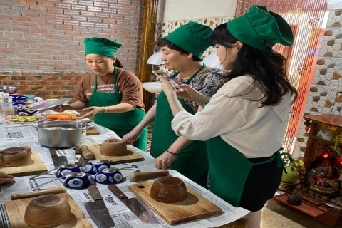 Hue: Clase de cocina vietnamita en casa local y viaje al mercado