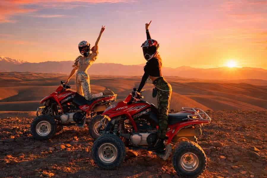 Marrakesch: Agafay-Wüste - Quad, Kamelreiten & Dinner-Show. Foto: GetYourGuide