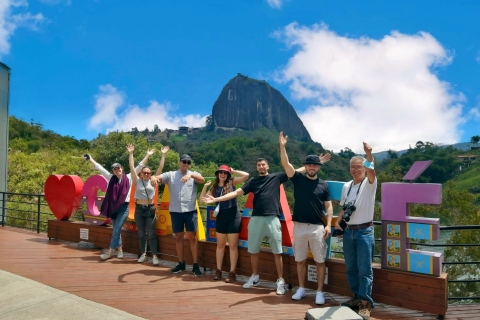 Medellín: Kleingruppentour durch Guatapé und luxuriöse Bootsfahrt