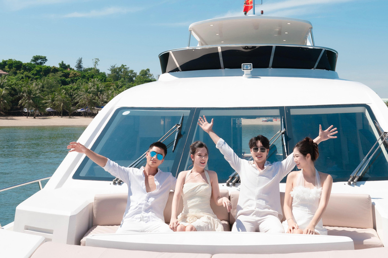 Da Nang: Private Luxury Yacht & Dragon Bridge Fire Show Luxury 2-Hour Ocean Mansion Yacht Charter – 4-Bedroom Bliss