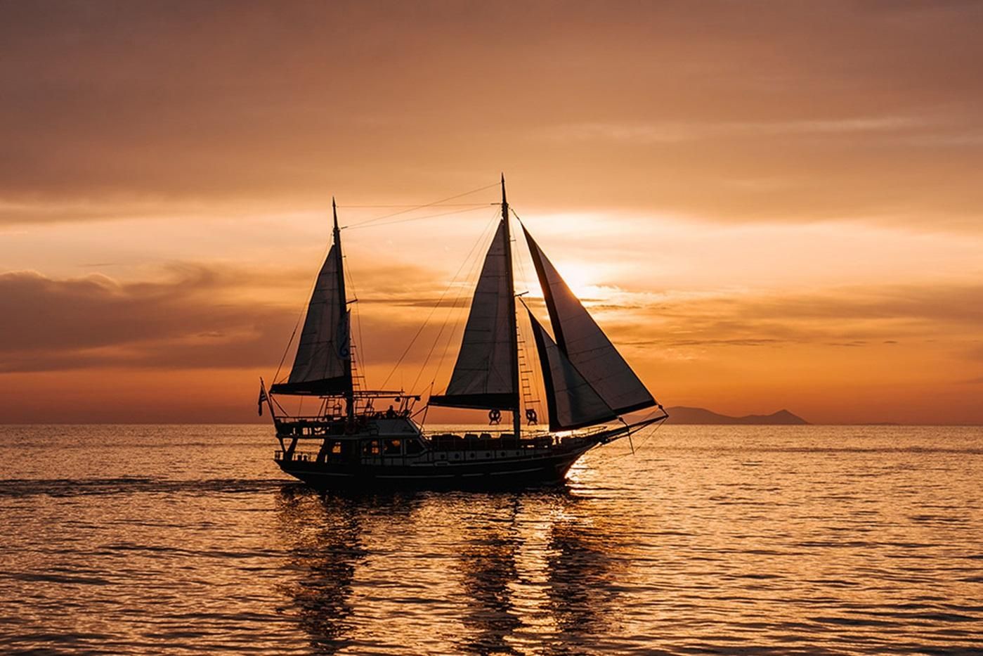 Santorin: Sonnenuntergangsfahrt auf einem Luxus-Motoryacht mit Dinner