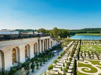 From Paris: Versailles Skip-the-Line Tour & Gardens Access