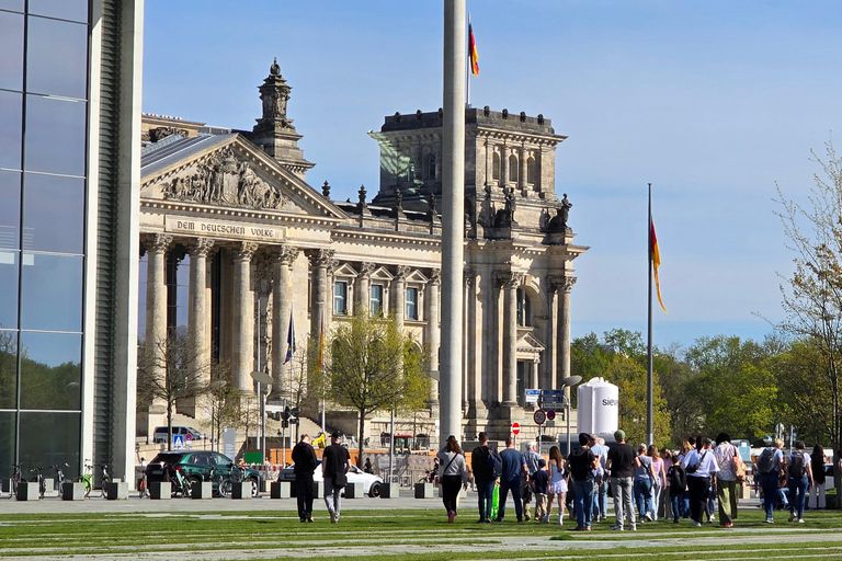 Berlin: Government District Tour with Reichstag and Rooftop Guided Tour in German