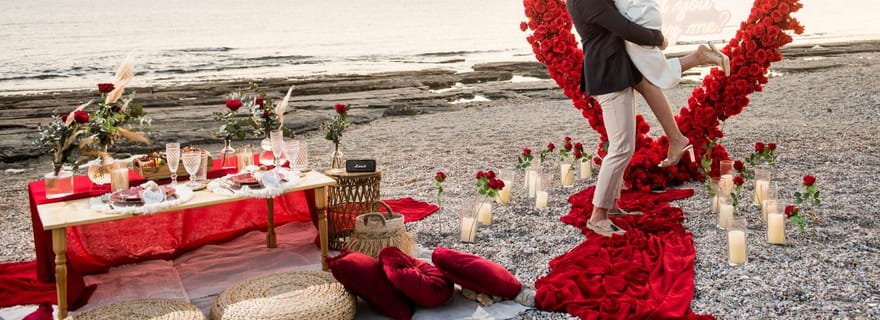 Demande de mariage sur la plage avec pique-nique sur la Riviera athénienne