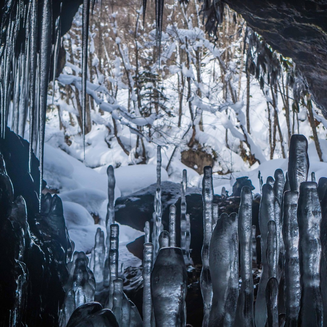 スノーパパ Bamboo Ice Cave: Snowshoe to see a natural phenomenon! | GetYourGuide