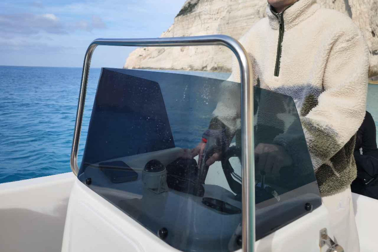 Porto Vromi: wrak statku, błękitne jaskinie i biała plaża łodzią