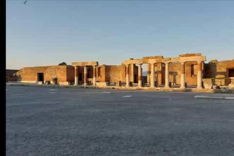 Pompeii: archaeological tour with ticket included and archeo spritz