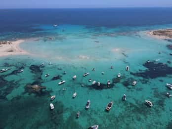 Ibiza: gita in barca a Formentera con sport, pranzo e open bar