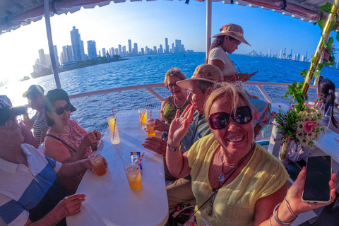 Baía de Cartagena: Passeio de barco ao pôr do sol com dança e bar aberto