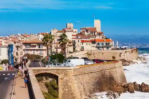 Antibes: Express Walk with a Local in 60 minutes
