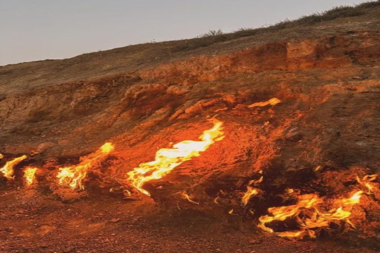 From Baku: Ateshgah Fire Temple and Yanar Dag Tour