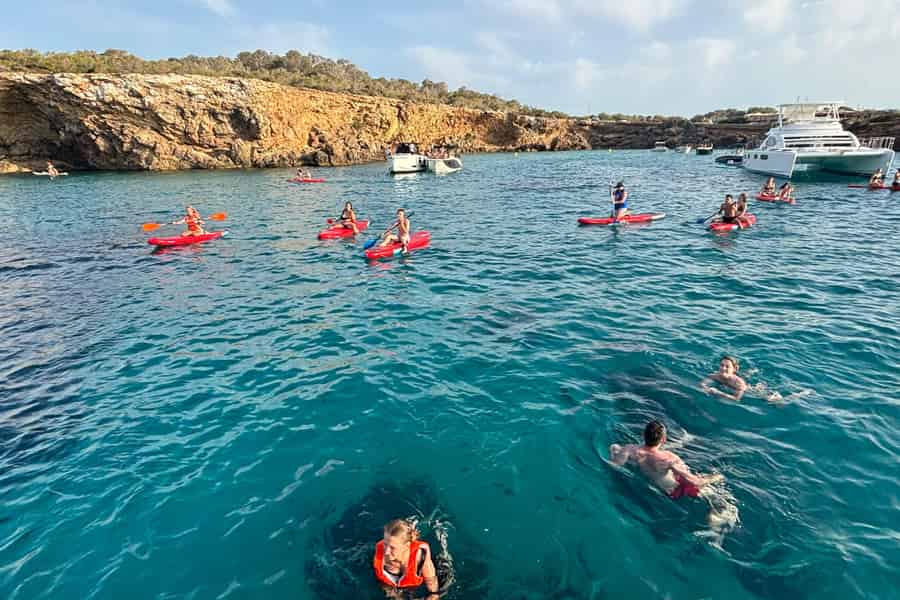 Ibiza vom Meer aus: Buchten, Höhlen, Wassersport & offene Bar. Foto: GetYourGuide