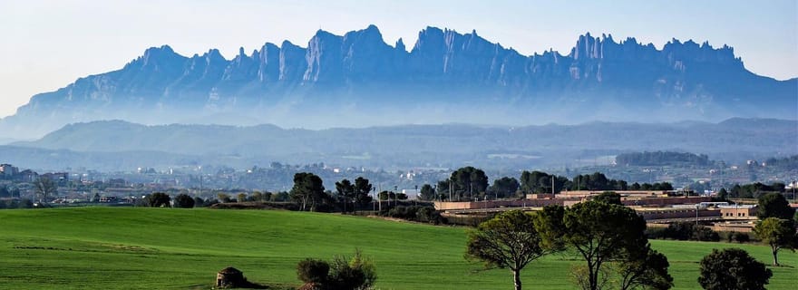Depuis Sitges : Montserrat, déjeuner et cave avec prise en charge à l'hôtel