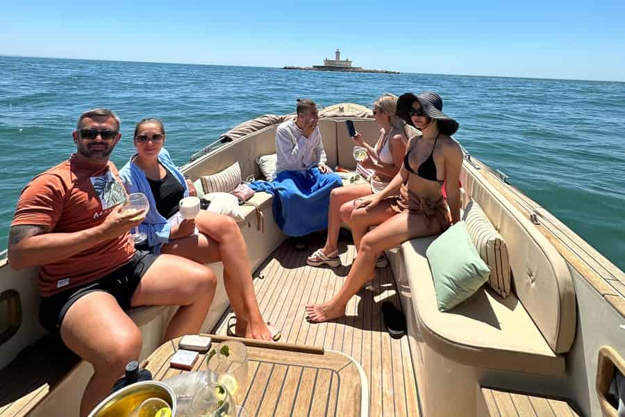 Lissabon: Premium-Bootserlebnis bei Sonnenuntergang mit Porto Tonic. Foto: GetYourGuide