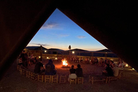 Cena-espectáculo mágica y paseo en camello por el desierto de Agafay